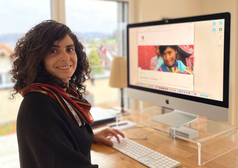 Danièle Turkier arbeitet an der neuen Webseite von Con Corazón.