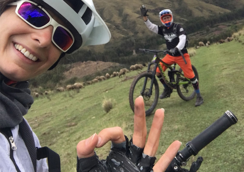 Danièle und Saulo auf dem Mountainbike Danièle Turkier und Saulo Gamarra in ihrer Freizeit auf dem Mountain Bike in den Peruanischen Anden.