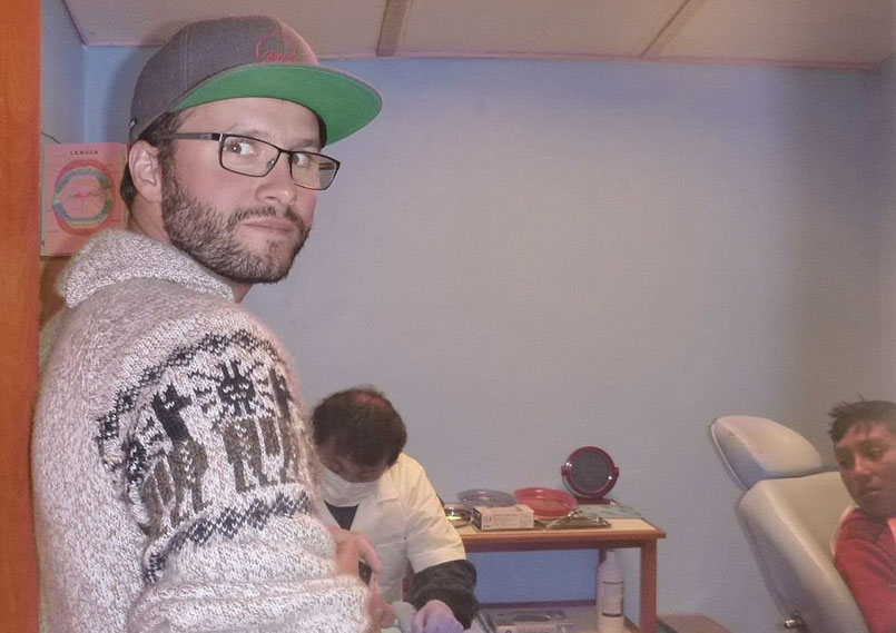 Nuestro voluntario  Moritz en el Centro Médico en Perú
