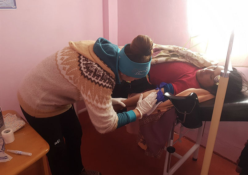 Nuestra enfermera Petra en el cuidado de un paciente en el Centro Médico de Perú