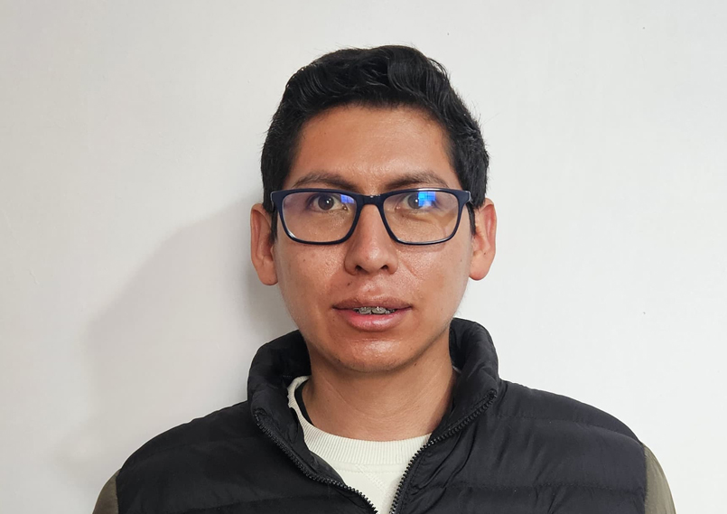 Porträtaufnahme des Direktors Dr. Carlos Ccanchi in der Zahnklinik in Cusco